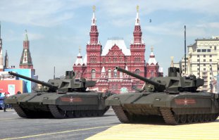 "Армата" достанется Китаю и Индии
Если они очень много заплатят
Индия, Китай и Юго-Восточная Азия проявили интерес в отношении отечественной новинки бронетехники — танка "Армата", который был презентован на Параде Победы 9 мая 2015 г. на Красной площади. Об этом сообщил помощник президента по военно-техническому сотрудничеству Владимир Кожин.
Российские партнеры по закупке военной техники также заинтересовались боевой машиной пехоты "Курганец". Оба образца техники производятся с применением принципа модульности, то есть машины можно будет дополнять и переоборудовать, в зависимости от нужд. Таким образом, заявленные возможности техники получаются очень широкими. На основе этих платформ можно создавать машины разведки, инженерную технику, медицинскую, радиационную, хим- и биозащиту, и даже комплексы ПВО.
По словам Кожина, это новая и дорогая техника даже в плане производства. Поэтому приоритетной целью будет снабжение Министерства обороны новыми образцами техники, а уже потом - продажа ее другим государствам. Ведомству планируется поставить около 3,4 тыс. единиц танков. Иностранные партнеры, по словам Кожина, пока весьма довольны нынешними военными закупками.
Отмечается, что новый танк будет выпускаться к 2018 году. На параде в честь 70-летия Победы были продемонстрированы танки с пушками 125 мм калибра, а выпускаться они будут уже с 152 мм калибром. Для этого калибра уже изготовлены снаряды, которые, по словам помощника президента, способны прожечь метр стали.
Как заявил Кожин, если российским партнером очень захочется обзавестись новым танком, то можно будет решить этот вопрос и раньше, но все будет упираться в финансирование. Опыт появления у иностранного государства новой техники раньше, чем на вооружении страны-производителя, в мире уже был. Одним из примеров является новый американский самолет F-14, который поступил на вооружение Ирана раньше, чем в самих Штатах, потому что Тегеран заплатил за это крупную сумму.
По словам Кожина, такая ситуация будет только на руку производителю. Если получится выручить с продажи новой техники большую сумму, появится возможность снизить закупочные цены для Министерства обороны.
Сама по себе платформа "Арматы" является не совсем законченной разработкой, но это не является существенной проблемой. Кожин отметил, что это, наоборот, открывает возможность проводить разработки единиц техники совместно с государством, закупающим их. В качестве примера он сослался на новый самолет пятого поколения Т-50, который сейчас разрабатывается в двухместном варианте вместе с закупающей его Индией. "Армата" тоже Индию очень интересует, так как отечественный танк "Арджун" не очень устраивает военных своим потенциалом.