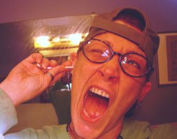 Раз, во время секса, моя чихнула в МЕНЯ, когда я её целовал... Заложило уши как то ИЗНУТРИ. Незабываемо.