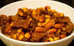 Хочу немного поправит автора. Борщ хоть и очень распространён в России это блюдо скорее южных славян - Малоросов, доводилось мне пробовать и армянский борщ с фасолью. Но самые лучшие разновидности этого блюда доводилось потчивать на Полтавщине. Например в Решетиловке (что рядом с Сорчинцами) чуть не у каждой уважающей себя хозяйки 2 - 3 фирменных рецепта. Национальной Русской кухне соответствуют те блюда которые подходят для русской печи - тушение или томление, такие как щи, каши, солянка (изначально селянка) выпечка... есть и щи со свеклой, ошибочно воспринимаемые как борщ. Так же Русской национальной кухне свойствены блода которые готовятся на кострах, например солянка (селянка) сборная готовилась в конце весны зачастую всем селом из оставшихся в погребах продуктов и свежей зелени (включая крапиву) поэтому чёткого рецепта не имеет.
 кебабы со всеми их разновидностями турецким блюдом однозначно назвать нельзя. На протяжении веков в Турции как в губку впитывались многие блюда Востока (ближнего, среднего) и Северной Африки. На мой взгляд турки гурманы почище французов, правда пиарится в отличие от последних не любят. Приведу ещё один пример: в центральной Европе, в частности Венгрии турецким блюдом считался (возможно и сейчас считается) пилав (плов), родина которого Узбекистан, а эталоном является бухарский ханский плов, канонизированный (как приготовление, так и правила употребления) самим Тамерланом (многим этот средневековый правитель известен как Тимур).
 Бифштекс (стейк из говядины) американским блюдом назвать однозначно тоже никак нельзя, ввиду того что бифштексы появились задолго до открытия Америки, не говоря уже про США. Американским блюдом является рубленый бифштекс (котлета из говяжьего фарша сильно сдобреная головиной и жиром) в булочке с кунжутом, прослоеная салатом и солёными огурцами (пикулями). Чисто американским, я бы сказал национальным, блюдом является блюдо из зерновой кукурузы, бобов (или фасоли) с мясом и специями (название запамятовал) уверяю вкус изумительный.