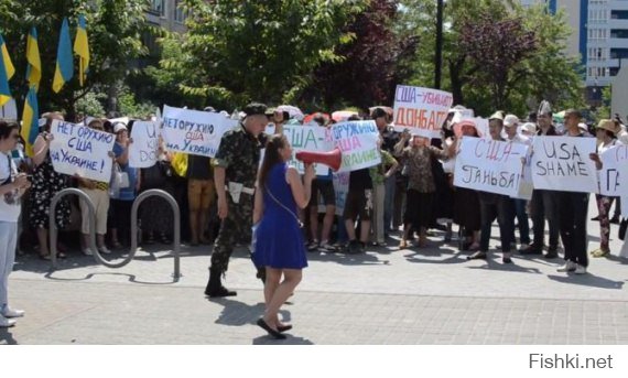 У посольства США в Киеве прошёл митинг против вмешательства Вашингтона в дела Украины

В Киеве перед зданием американского посольства прошёл митинг, участники которого потребовали от США прекратить вмешательство во внутренние дела Украины, а также выступили против поставок летального оружия в страну.