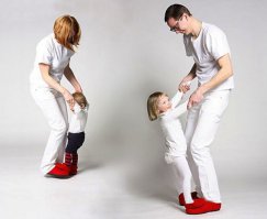 КТО УПАДЕТ БЫСТРЕЕ…. МАМА, КОТОРАЯ НАСТУПИТ НА ШТАНЫ ИЛИ ПАПА С ОЧКАМИ -10
ШПАГАТ ДЕТЯМ ОБЕСПЕЧЕН)))