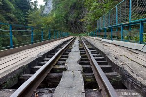 А как же дорога в Гуамском ущелье в Краснодарском крае. Может не очень страшно, но ОЧЕНЬ красиво.