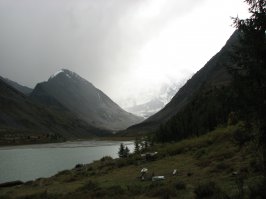 Ак-Кемское - завораживает отражением Белухи! Но это ещё надо поймать безветренные мгновения, чтоб было без ряби. А вот так оно выглядит в ожидании непогоды: