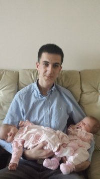 Я своих сестёр держу первый раз, разница 18 лет :)