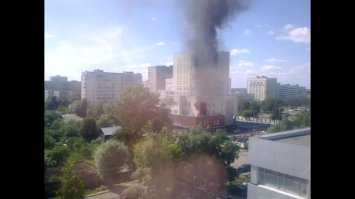 М... 
что же мне это напомнило ?
А !  Родной Владимир-сити ! Здаение "золотого" суда !
Хорошо и долго  горело - и чё ?  Подумаеш  пара линих миллионов !   Всё  заново отделали в кратчайшие сроки, виновные не обнаружены как  я понимаю, всё в порядке.