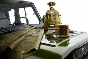 автор, что за отсебятина? Откуда чушь про "новый" Хантер, "утечку из источников", "огромные колёса", "люстра на крыше"? В начале года уже был представлен и внешний вид и комплектация. 
"В конце 2015 года УАЗ завершит производство легендарного внедорожника Hunter, созданного на базе УАЗ-469. Перед снятием модели с производства, УАЗ выпускает «прощальную» спецверсию модели с символичным названием «Победная серия»...
...«Победная серия» оснащена стальными дисками черного цвета, шинами Contyre Expedition, защитой рулевых тяг. Командирский Hunter представлен в эксклюзивном цвете военных лет — «Защитный» (зеленый неметаллик). Узнать спецверсию можно по хромированным шильдикам «Победная серия», расположенным на панели приборов и на задней двери автомобиля.
В подарок к «Победной серии» прилагается незаменимый набор военной тематики: армейская плащ-палатка, добротный вещмешок с нашивками, солдатский котелок и шанцевый инструмент."