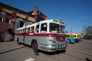 ЗиС-127 был в Питере в прошлом году, правда это была остановка пробега Таллинн - Санкт-Петербург - Москва - Коломна (МО). И в Коломне он стоял на фестивале "Мир автобусов". Интересная, кстати, машинка, с "биографией"...
А не приехал ЗиС, думается, по финансовым соображениям. В прошлом году его страховали на 500 тысяч евро. И спонсоры компенсировали расходы на страховку владельцу - господину Хуго Осула. Причем даже одна крупная европейская автомобилестроительная компания. Но - не каждый год, тем более кризис и в России с продажами беда: у упомянутого спонсора минус 43 процента за I квартал. И будет только хуже...