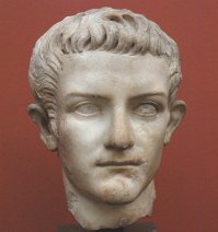 Джек Глисон действительно одно лицо с Калигулой, аж мурашки по телу, видимо, по-этому его и выбрали на эту роль. 
Нам теперь остаётся только молиться, что это просто схожесть лица, а не полная идентичная копия!!!