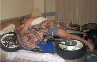 Дама преградила путь байкеру