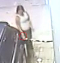 Она её специально поджигает, зажигалкой.

А вот на ютубе это видео в хорошем качестве 720p, так прекрасно всё видно.