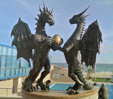 Скульптура драконов, установленная в октябре 2010 года в Варне (Болгария).