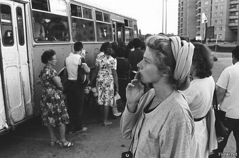 Очень редкое, по тем временам, фото. Курящая девушка.