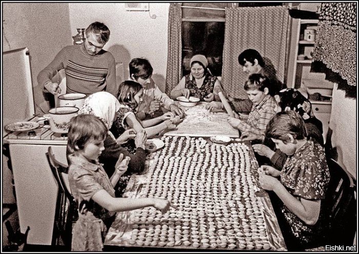 На столе около 646 пельменей, минус площадь тарелки в правом верхнем углу