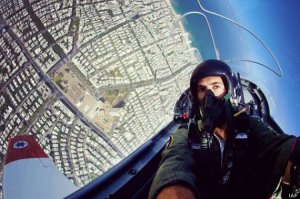 Вот на этой фотке сразу место узнал, над которым он летит. Это центр Тель-Авива, над площадью Рабин и бульваром Бен-Гурион, который идёт к порту.