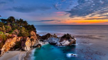 Скалы в Тихом океане!