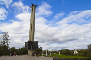 Привет из Верхневолжья! Тверь – обелиск Победы, высота 45 метров, устроен, безусловно, проще. Но вид с обелиска тоже прекрасный.