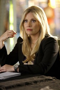 А, вот ещё.
CSI: Miami - 10 сезон. Эмели Проктер, изображавшая детектива Кайли Дюкейн. Поскольку её беременность не была вписана в сценарий, то съёмочной группе пришлось попотеть. Она редко появлялась в кадре, да и тогда только в стенах лаборатории и не в полный рост. Чаще всего - только лицо или сидя за столом, давая халату скрыть фигуру. Но фанаты заметили что и лицо заметно округлилось
