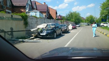 Приехали в больницу на территорию, была мысль встать у забора, но потом приметили местечко на стоянке, вышли через час, а тут такое: забор обвалился, всё стоящие вдоль забора машины пострадали очень сильно.