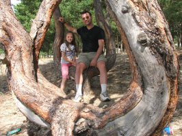 Я думаю, что много:-)
О причинах таких форм ничего не знаю, я не ботаник.
Почва - с преобладанием песка. Собственно, сосны в тех краях в свое время массово высаживались как раз по той причине, чтобы населенные пункты не занесло песком.
Вот мы с дочей в Вешенском (сейчас ей 17,5:)):