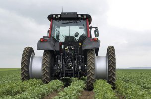 Ни чего там по нажатии кнопки не меняется... и  это сделано скорее для прикатывания почвы, Андрей прав, колёса проходят по всей ширине обработки. Переднего моста вовсе нет а эта приблуба цепляется на переднюю навеску и приводится в движение скорее всего гидромотором. Такая система используется для обработки поля химикатами, что-бы не набивать колею - более равномерное распределение массы трактора на поверхность. для междурядья есть такие колёса