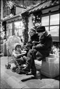 а знаете почему раньше солнце светило ярче и трава была зеленее? ПОтому что люди украшали собой этот пейзаж! Они тоже светили и цвели.
С хорошими людьми маленький пикничок на газетке, как большой праздник. А в компании мудаков и званый ужин, словно приговор.
Фотки для тех, кто ценит людей и сам человек, а еще помнит когда все были людьми: