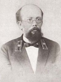 Ладно, продолжу пост, раз уж автор не удосужился... 
(я не за лайки, мне за державу обидно...)
"Славянов разработал и изготовил две большие динамо-машины постоянного тока, которые долгое время с успехом эксплуатировались на заводе. 
Работая над практическим применением электричества в металлургии и машиностроении, Николай Гаврилович в октябре 1888 года изобрел способ дуговой электрической сварки, при котором в качестве второго полюса душ вместо угольного электрода, применявшегося русским изобретателем Н.Н. Бенардосом, использовался сам присадочный материал — металлический стержень, сходный по химическому составу со свариваемым изделием. Новый электрод обеспечивал непрерывное плавление, значительно повышал эффективность процесса сварки. Через месяц Славянов впервые с помощью нового способа сварил вал паровой машины. В этом же году он создал электросварочный генератор — первый в мире источник питания сварочной дуги постоянным током. 
Но Славянов не только изобрел дуговую электросварку плавящимся металлическим электродом и разработал ее научные основы. 
Он внедрил этот способ в промышленность России. Изобретатель организовал на Пермских заводах специальный электросварочный цех и подготовил первых русских электросварщиков. Особое внимание он уделял механизации и автоматизации дуговой электросварки, производил сварку первым в мире сварочным полуавтоматом ("электроплавильником"), который сам сконструировал. 
Еще одним крупным изобретением Славянова было электрическое уплотнение металлических отливок путем подогрева их верхней части электрической дугой до температуры плавления стали. 

Более подробно об этом человеке читайте тут: