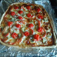 Моя пицца :) по форме конечно кривоватая но вкусная :) Дрожжевое тесто, сыр, помидоры, сладкий перец, соленые огурчики, солями, ветчина, лук + кетчуп или томатная паста со специями.
