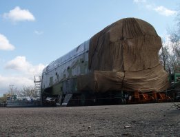 Вот последний, изделие 11Ф352.01 "Байкал", степень готовности 30...50%. В октябре 2004 г. перевезен на причал Химкинского водохранилища для временного хранения. Перед своей отставкой весной 2006 г. старое руководство НПО "Молния" (А.С.Башилов и М.Я.Гофин) продали 2.01 своему давнему арендатору, фармацевтической компании "СИА-Интернейшнл", за $100 тыс., с целью дальнейшей перепродажи и участия в разделе будущей прибыли. В середине 2006 г. компания "СИА-Интернейшнл" отклонила предложение о покупке 2.01 со стороны одного из немецких музеев - не устроила цена. Летом 2011 его отвезли в Жуковский для реставрации. "Реставрацией" оказалась грубая покраска с одной стороны...
