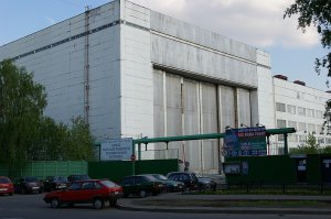 "Восстань мой бог! Восстань из пепла!" - увы, пепел развеян без следа...
На ТМЗ в штате человек 300 осталось, да и то, чтобы арендную плату собирать... Всё продано или сдано в долгосрочку...
А ведь когда-то вот из этих ворот его выкатывали и буксировали на спецпричал.