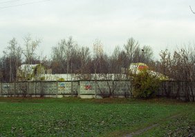 Вот последний, изделие 11Ф352.01 "Байкал", степень готовности 30...50%. В октябре 2004 г. перевезен на причал Химкинского водохранилища для временного хранения. Перед своей отставкой весной 2006 г. старое руководство НПО "Молния" (А.С.Башилов и М.Я.Гофин) продали 2.01 своему давнему арендатору, фармацевтической компании "СИА-Интернейшнл", за $100 тыс., с целью дальнейшей перепродажи и участия в разделе будущей прибыли. В середине 2006 г. компания "СИА-Интернейшнл" отклонила предложение о покупке 2.01 со стороны одного из немецких музеев - не устроила цена. Летом 2011 его отвезли в Жуковский для реставрации. "Реставрацией" оказалась грубая покраска с одной стороны...