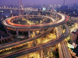 "Перед вами один из самых больших винтовых мостов в Шанхае..." А может быть мост всё-таки больше вАнтовый, неежли вИнтовой?