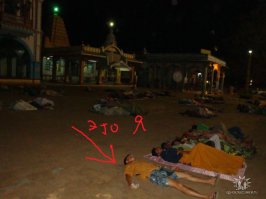 Да там вообще на улице норм жить....тепло, комфортно, мухи не кусают.....проснулся, съел банан с дерева, походил и опять можно спать ложиться....красота!!! ))) ... Фотка из центральной части Индии, штат Карнатака. Это возле какого то храма, туда вечером приходят все те, кто в трущобах квартиру позволить не может