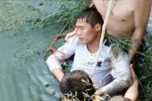 Напомнило.

33-летний Канг Ху просто ошеломил гостей на своей свадьбе в городе Шиян, в провинции Хубэй в центральном Китае, когда извинился перед своей невестой 30 –летней На Сунг, а затем сказал ей, что она "слишком уродлива". 

Один из гостей рассказал журналистам: "Это был очень неловкий момент для всех. Невеста была опустошена, ее семья была в ярости, его семья была в ярости, и даже мы, его друзья, были смущены. Кан очень требовательный. У него тонкий вкус, а его просто принудили к этому браку".

Спустя несколько часов после побега жених был замечен блуждающим вдоль берега реки, после чего он бросился в воду.

Прохожие вызвали полицию, которая и смогла его спасти.
Кан был доставлен в больницу, врачи оценили его состояние как стабильное. 

Позже он объяснил: "Я плохо себя чувствовал из-за всего происходящего, но когда я увидел ее, она была совсем не та, какую я ожидал, и я понял, что она будет портить мой имидж. Мои родители устроили эту свадьбу, и я не видел больше никакого выхода, кроме как совершить самоубийство".