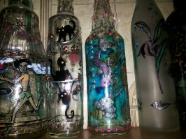 Бутылки разрисовываю.