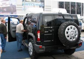 Длина: 	5700 мм
Ширина:	2300 мм
Высота:	2300 мм
Клиренс: 400 мм
от 3000000 до 6000000 рублей, в зависимости от комплектации.