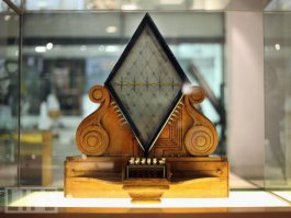 Морзе придумал принцип точек-тире. Альтернативой был многопроводной телеграф, но показывающий (стрелочками, см.картинку) сразу буквы. Но в системе Морзе было достаточно всего одного провода, что и победило.