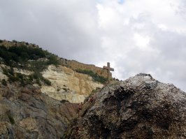 Ступенек там сейчас ровно 785, желающие могут пересчитать)) При строительстве лестницы их было 988 (в 988 году князь Владимир крестил Русь). 
спуститься вниз нет абсолютно никаких проблем, на пути когда то были оборудованы площадки и скамеечки, можно посидеть и отдохнуть, если что. но вот подниматься обратно - приключение не из приятных, лучше воспользоваться регулярным катером до Балаклавы.