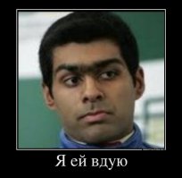 Женщина кормит грудью щенка