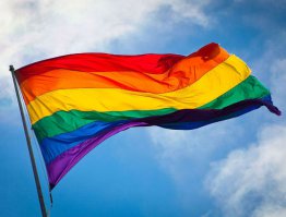 Тут нужно осторожность иметь. От такой скамейки шаг один да такого флага. :)