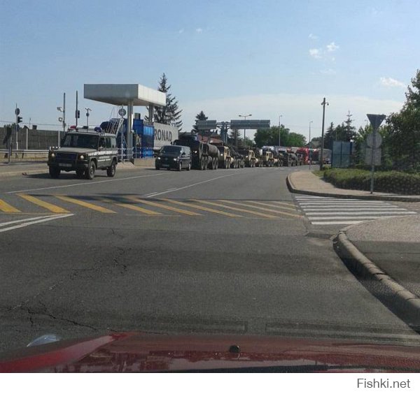 Сайт пишет: «Один из наших читателей послал в Карпатский вестник фотографии, приведённые ниже. Изображения были сделаны в пограничном пункте Захонь 09.06.2015 в полдень на венгерской стороне. Специальная колонна машин вышли из Украины. Мы стараемся запросить информацию в Пограничной полиции, но, к сожалению, мы не получили пока ответа».

На фото хорошо видна военная тентированная техника, несколько фур, броневик Хамви, бензовоз. С какой целью и куда направился конвой – неизвестно.

Одна из версий — на похожих тягачах перевозятся системы залпового огня «Ураган». которые могли быть сняты и установлены на тягачи местной эксплуатации, а сами тягачи возвращены назад.

Напомним, неоднократно поступала информация о том, что страны Варшавского договора и бывшего соцлагеря могут поставлять советское оружие Украине, оставшееся на их территории.