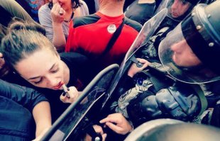 15 очень фотогеничных людей на снимках, сделанных в безумных ситуациях