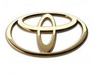 Первая, наиболее распространенная…
Эмблема Toyota символизирует нитку, проделанную сквозь игольное ушко. Дело в том, что японская компания «Toyota Automatic Loom Works» до 1933 года производила ткацкие машины. Немного позже компания переключилась на производство автомобилей и японцы, как люди уважающие традиции, не стали ничего предпринимать для изменения знака. Японский производитель предал логотипу еще и поэтическо — философский смысл. А именно: пересекающиеся два эллипса символизируют сердце автомобиля и водителя, а объединяющий их большой эллипс говорит о перспективах и широких возможностях корпорации.
Есть и другая версия…
Компания Toyoda названа в честь ее руководителя Киитиро Тоеда и занималась производством ткацких станков. В 1935 году компания переключилась на производство автомобилей и была переименована в Toyota Motor Corporation, для переименования было несколько причин:

• удобное произношение;
• слово Toyota изброженное по-японски состоит из восьми черт, и по мнению основателей компании было привлекательным, потому что число 8 в Японии, считается счастливым и удачным.
Эмблема корпорации Toyota – означает стилизованный ткацкий станок.
И третья….
У владельца компании Sakichi Toyoda, был старший сын Kiichiro Toyoda. Именно он, 1935 году начал производство грузовых и легковых автомобилей в американском стиле. Его немного измененная фамилия стала названием корпорации. А логотип фирмы в виде эллипсов, свидетельствует о единстве автопроизводителя с его клиентами и партнёрами.
И четвертая …
Руководитель компании Тойота Киитиро Тоеда родился в Японии г. Тоёта.