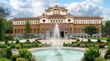 Центр одного из городов РФ. Как и во многих других городах РФ красиво  в основном в центре)