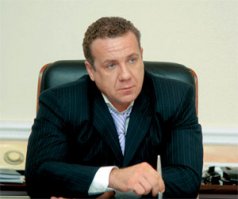 На первой фотографии начальник тюрьмы на мэра нашего г. Саратова похож - Олега Грищенко: