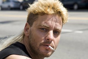 Вот был еще такой персонаж. Кори Хэйм. Не боец конечно, но чего -то вспомнился. Поспешное бегство- прикольный фильм с ним!