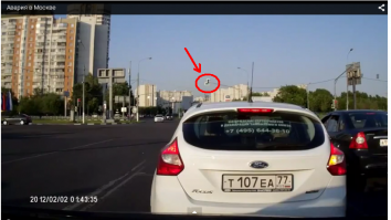 так она увидела зеленую стрелочку (поворот направо) подумала если горит зеленый значит можно ехать))))