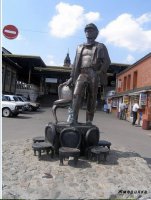 демонтирован в 2012 г. с формулировкой «это не национальный герой Украины - дЭбилы!