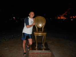 НЕТ ТАМ НИКАКОГО ЧЕМОДАНА!!!ЧТО за БРЕД!!!)))Только стул!!!!!!