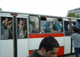 Зачем трое парней из Лос-Анджелеса запихнули в машины много людей