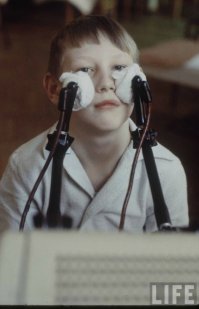 ЭЛЕКТРОФОРЕЗ.
При СССР такими аппаратами лечили всяческие простуды и воспаления.
З.Ы. Это я для школоты:)